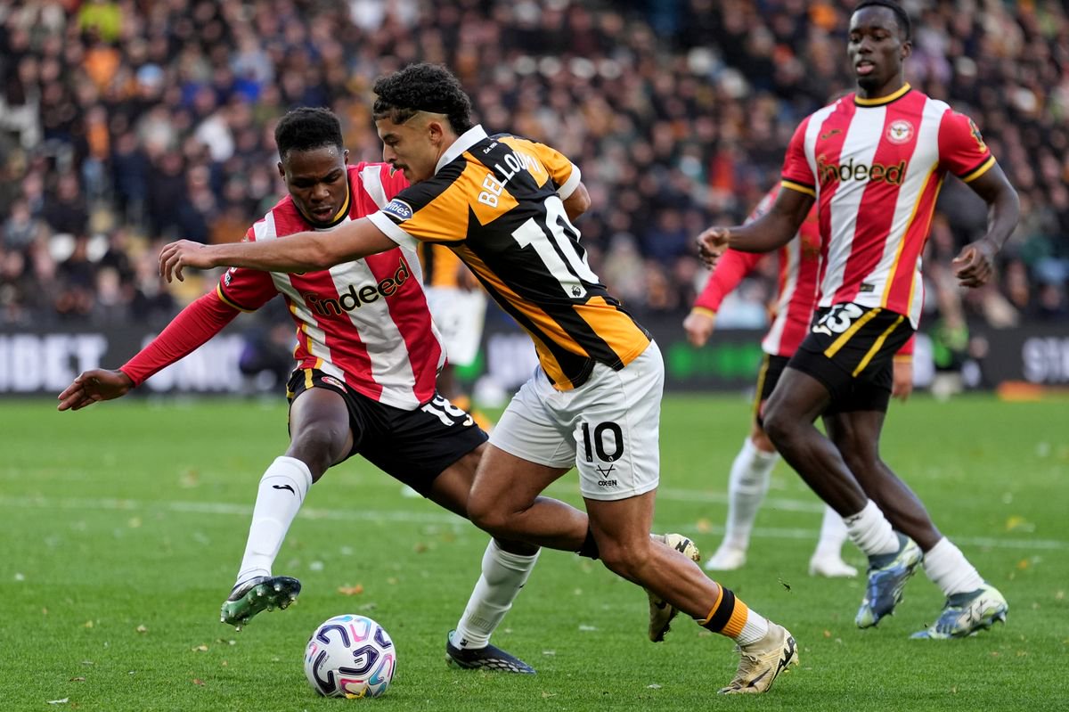 Brentford's Mamadou Sangare (left) and Hull City's Mohamed Belloumi 
