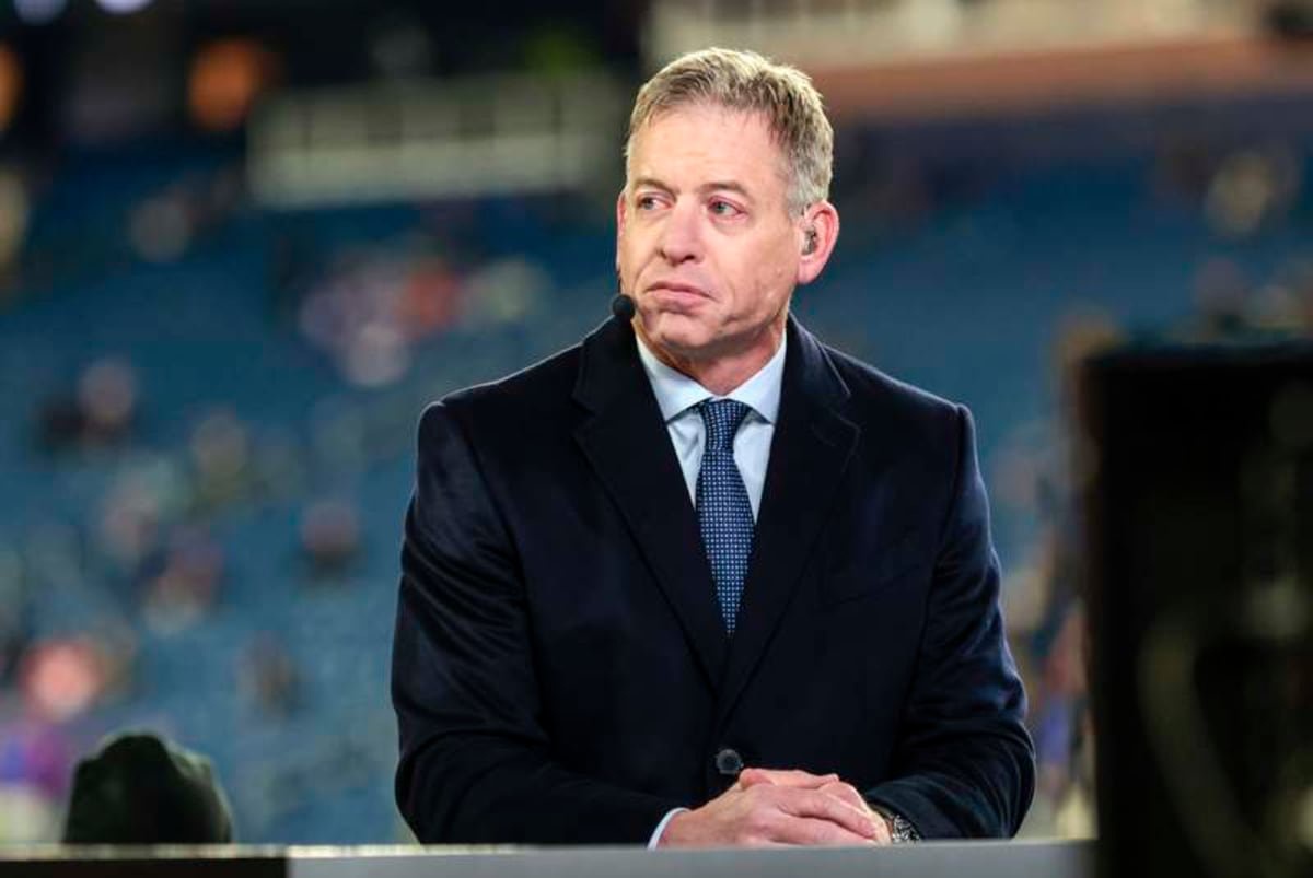 FOXBOROUGH, MA – DECEMBER 01: Troy Aikman on the panel for ESPNÕs Monday Night Countdown in warm up before a game between the New England Patriots and the New York Giants on December 1, 2025, at Gillette Stadium in Foxborough, Massachusetts. Photo by Fred Kfoury III/Icon Sportswire NFL, American Football Herren, USA DEC 01 Giants at Patriots EDITORIAL USE ONLY Icon482251201051 ©IMAGO/Icon Sportswire