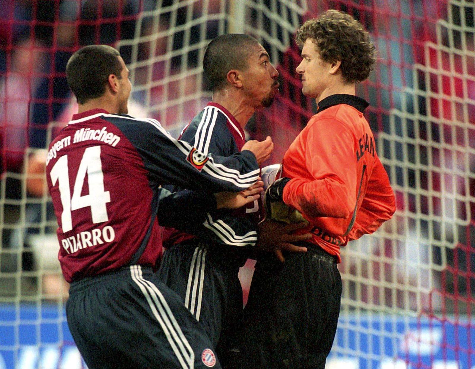 Auch Giovanne Elber brannten im Duell mit dem BVB mal die Sicherungen durch. Der Stürmer wäre fast auf Jens Lehmann losgegangen, konnte aber von Teamkollegen wie Claudio Pizarro gestoppt werden. 