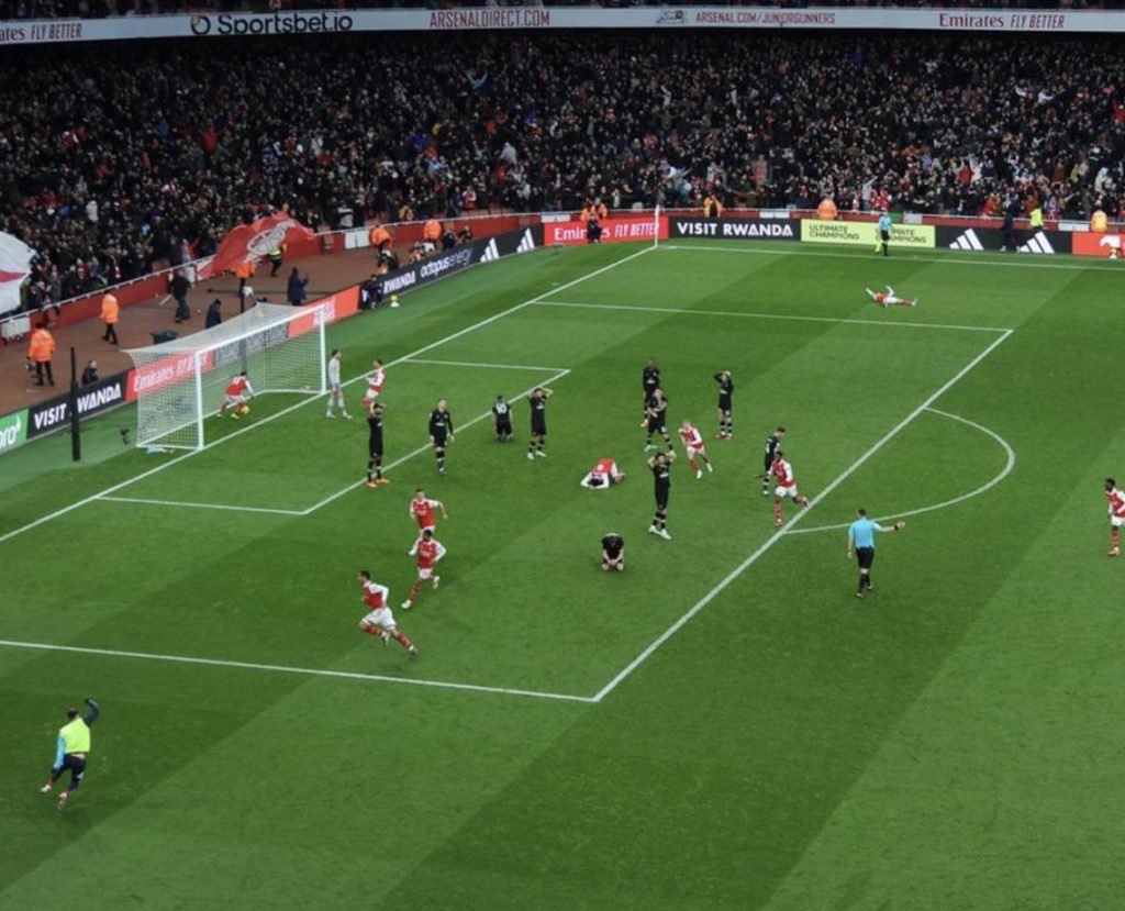 Ben White celebrates in front of Bournemouth goalkeeper Neto (Photo via Charles Watts on Twitter)