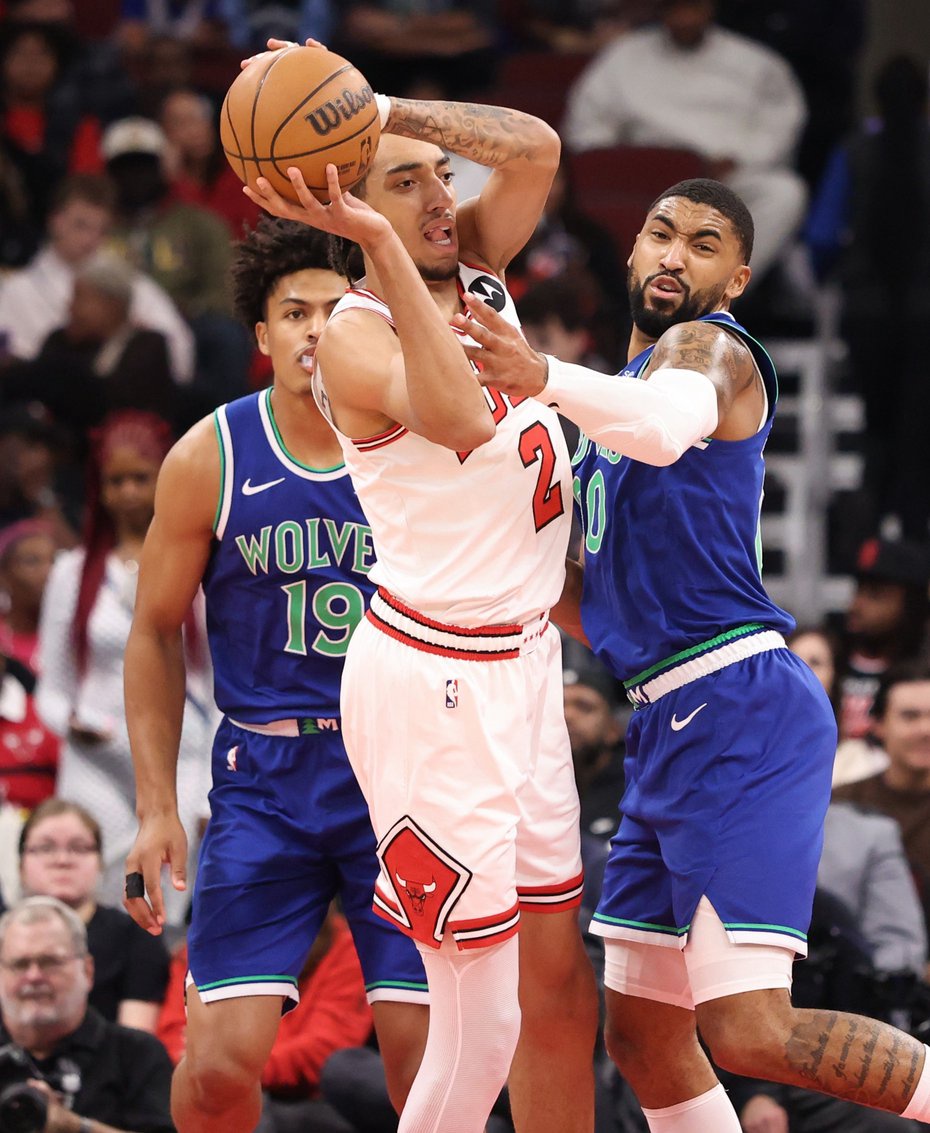 Bulls forward Noa Essengue (2) looks to pass in the second quarter of a preseason game against the Timberwolves at the United Center on Oct. 16, 2026, in Chicago. (John J. Kim/Chicago Tribune)
