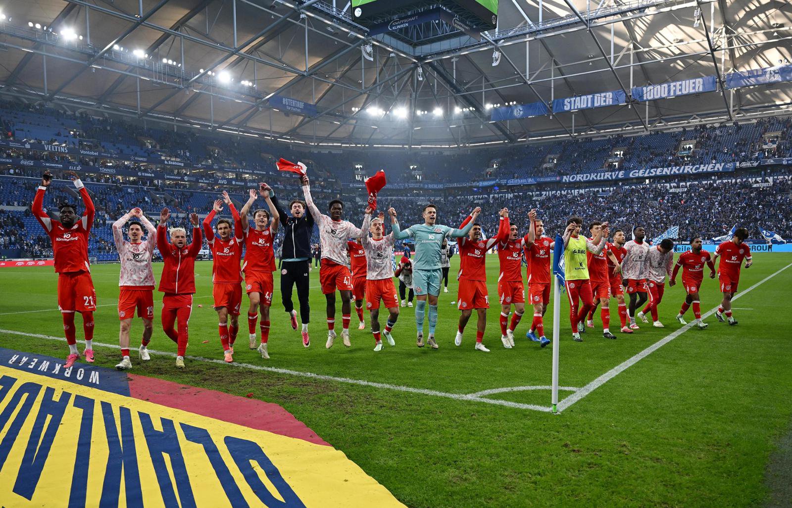 17.10.2026, xjhx, Fussball 1.Bundesliga, FC Schalke 04 - FSV Mainz 05 v.l. Phillip Tietz (FSV Mainz 05), Alexander Schwolow (FSV Mainz 05) und Team jubeln / jubelt nach Spielende / celebrate at the end of the match. (DFL/DFB REGULATIONS PROHIBIT ANY USE OF PHOTOGRAPHS as IMAGE SEQUENCES and/or QUASI-VIDEO)
