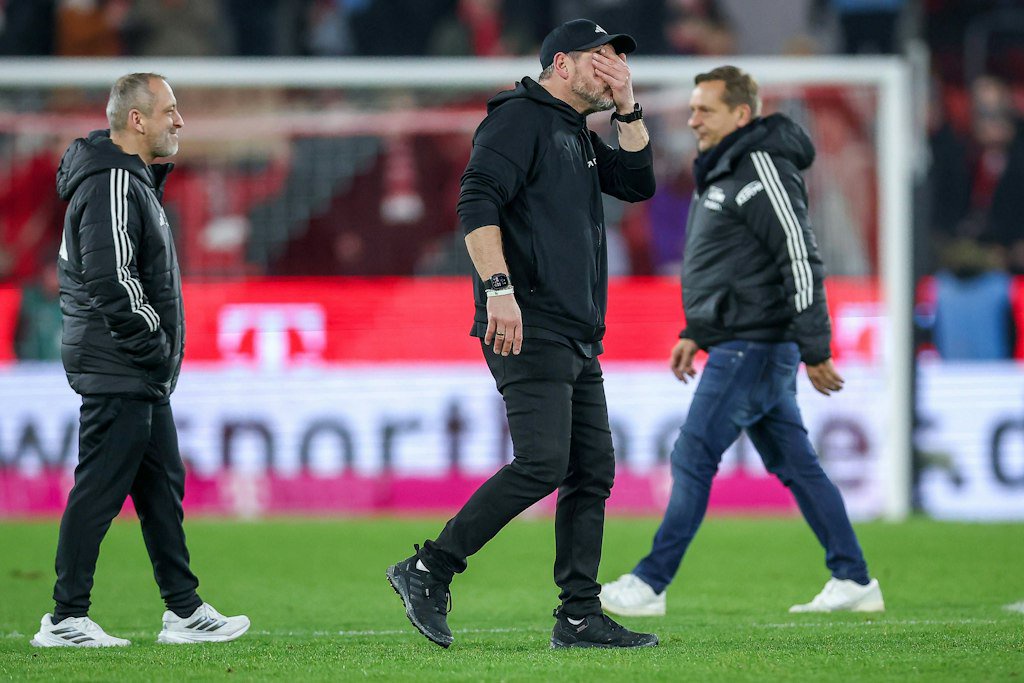 Steffen Baumgart ist anderer Meinung als Geschäftsführer Horst Heldt (r.) und sieht seine Entlassung während der Saison als „unnötig“ an.