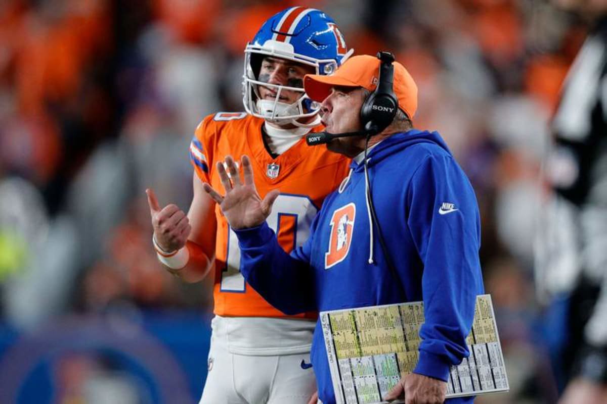 Nov 6, 2025; Denver, Colorado, USA; Denver Broncos head coach Sean Payton talks with quarterback Bo Nix (10) during the second half at Empower Field at Mile High. © Isaiah J. Downing-Imagn Images