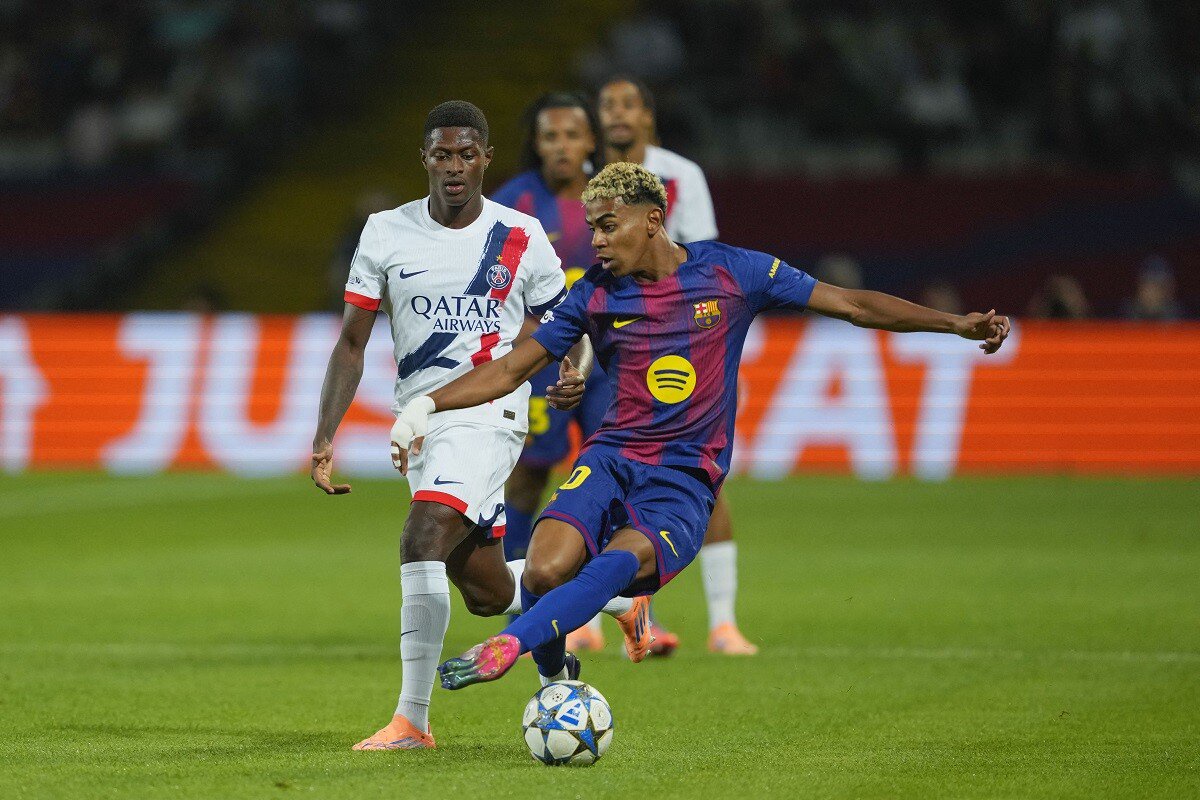 L'attaquant du FC Barcelone Lamine Yamal au duel avec le défenseur du PSG Nuno Mendes en octobre 2025 lors d'un match de Ligue des champions. 