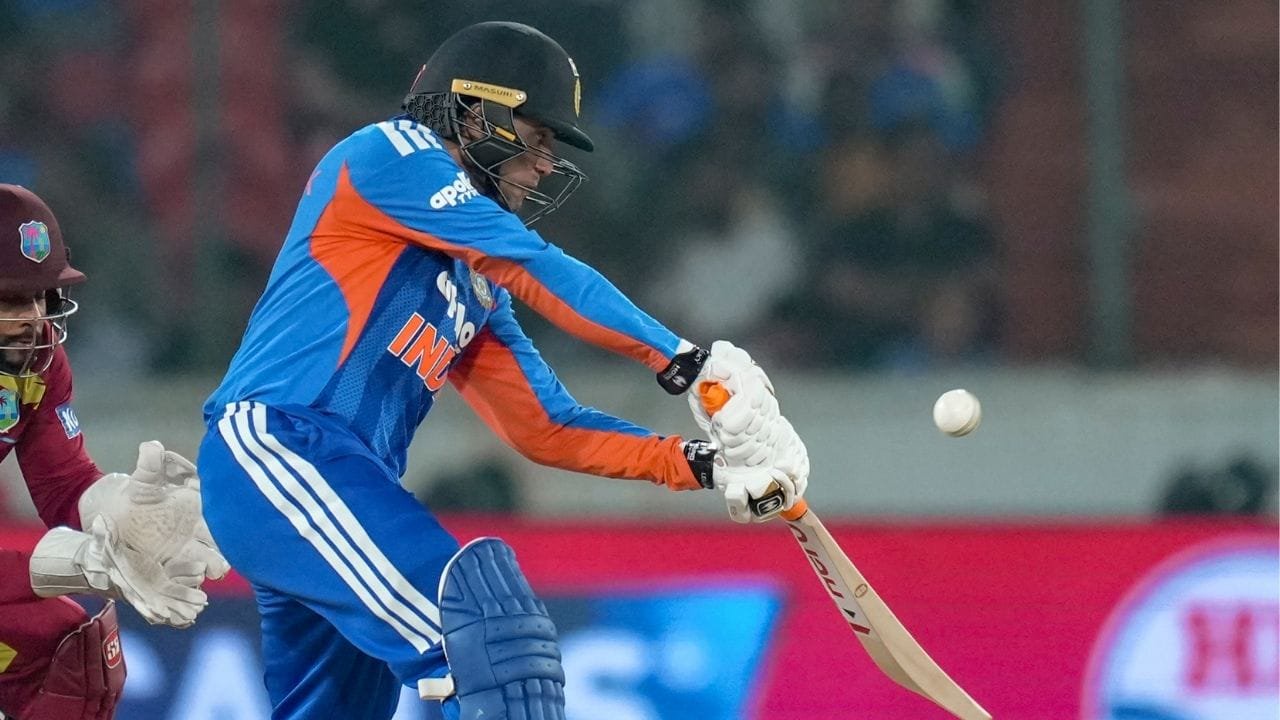 अभिषेक का 2026 में ये 69वां सिक्सर था और इस तरह उन्होंने पूर्व कप्तान सूर्यकुमार यादव का रिकॉर्ड तोड़ दिया. सूर्या ने 2022 में 68 छक्के जमाए थे. तीसरे नंबर पर भी अभिषेक (54) ही हैं. (Photo: PTI)
