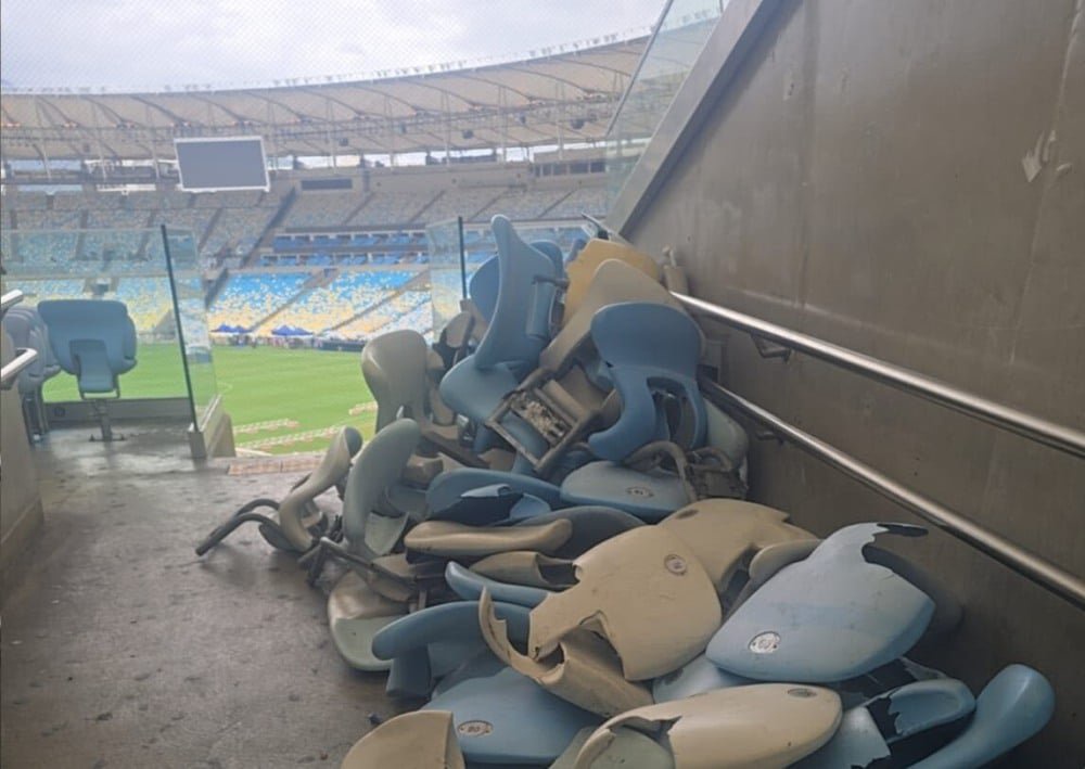Cadeiras danificadas no Maracanã após a partida entre Vasco e Boca Juniors; prejuízo identificado pela administração do estádio já ultrapassa R$ 300 mil. (Foto: Divulgação/Flamengo)