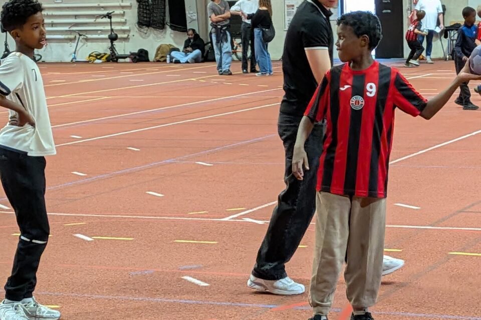 Ahmed (à gauche) et Omar, dont les regards se croisent, sont copains. 