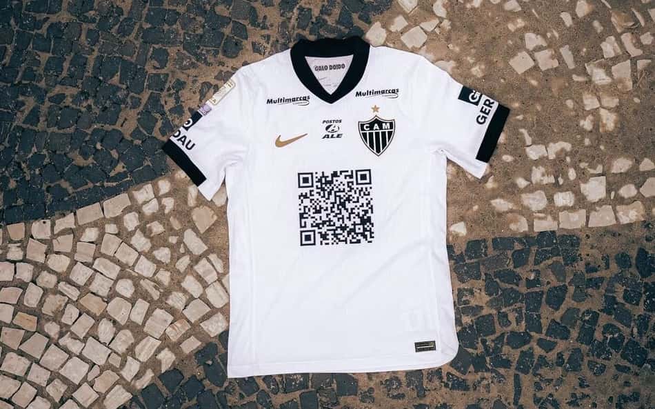 Camisa do Atlético Mineiro branca com QR code central e logos de patrocinadores.