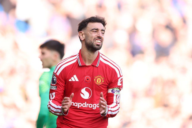 LONDON, ENGLAND - OCTOBER 31: Bruno Fernandes of Manchester United reacts after a missed chance during the Premier League 2026/27 match between Chelsea FC and Manchester United at Stamford Bridge on October 31, 2026 in London, England. (Photo by Catherine Ivill - AMA/Getty Images)