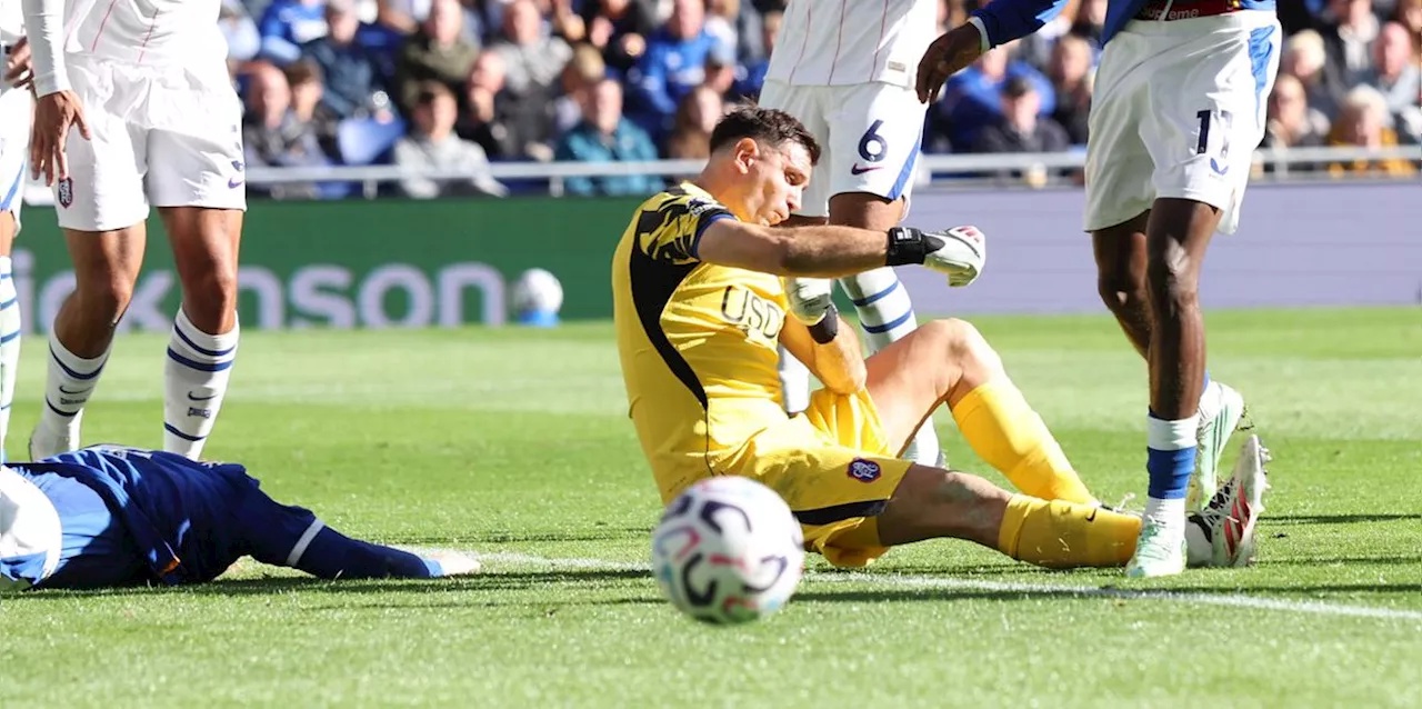 Heftiger Zusammenprall in der Premier League: Weltmeister-Goalie Martínez direkt ins Spital gebracht