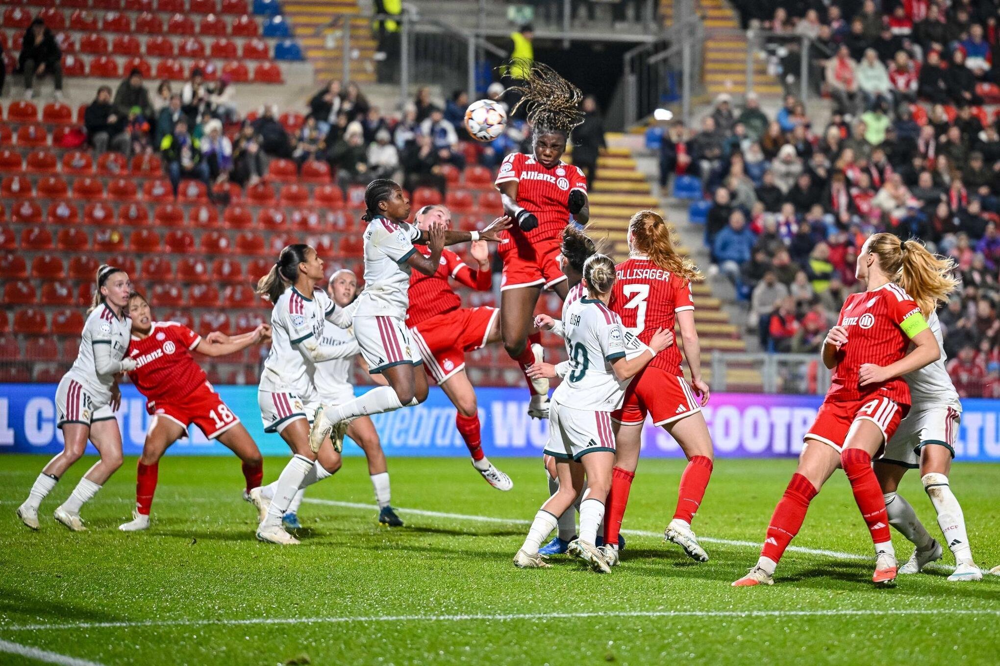 Bayern-Stürmerin Edna Imade köpft das zwischenzeitliche 1:2.