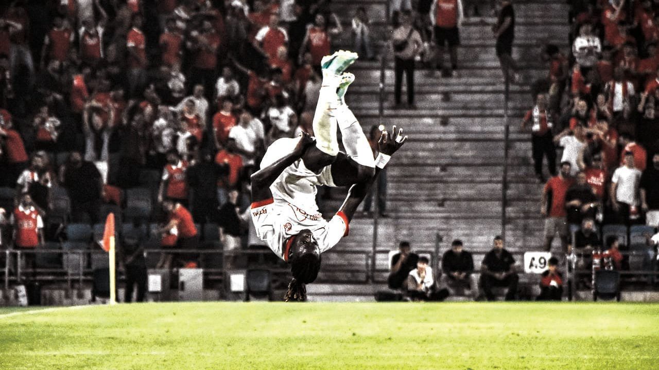 HAPOEL TEL AVIV’S Daniel Dappa flips in celebration after scoring during the Reds’ 3-0 Premier League road victory over Hapoel Jerusalem in the capital. 