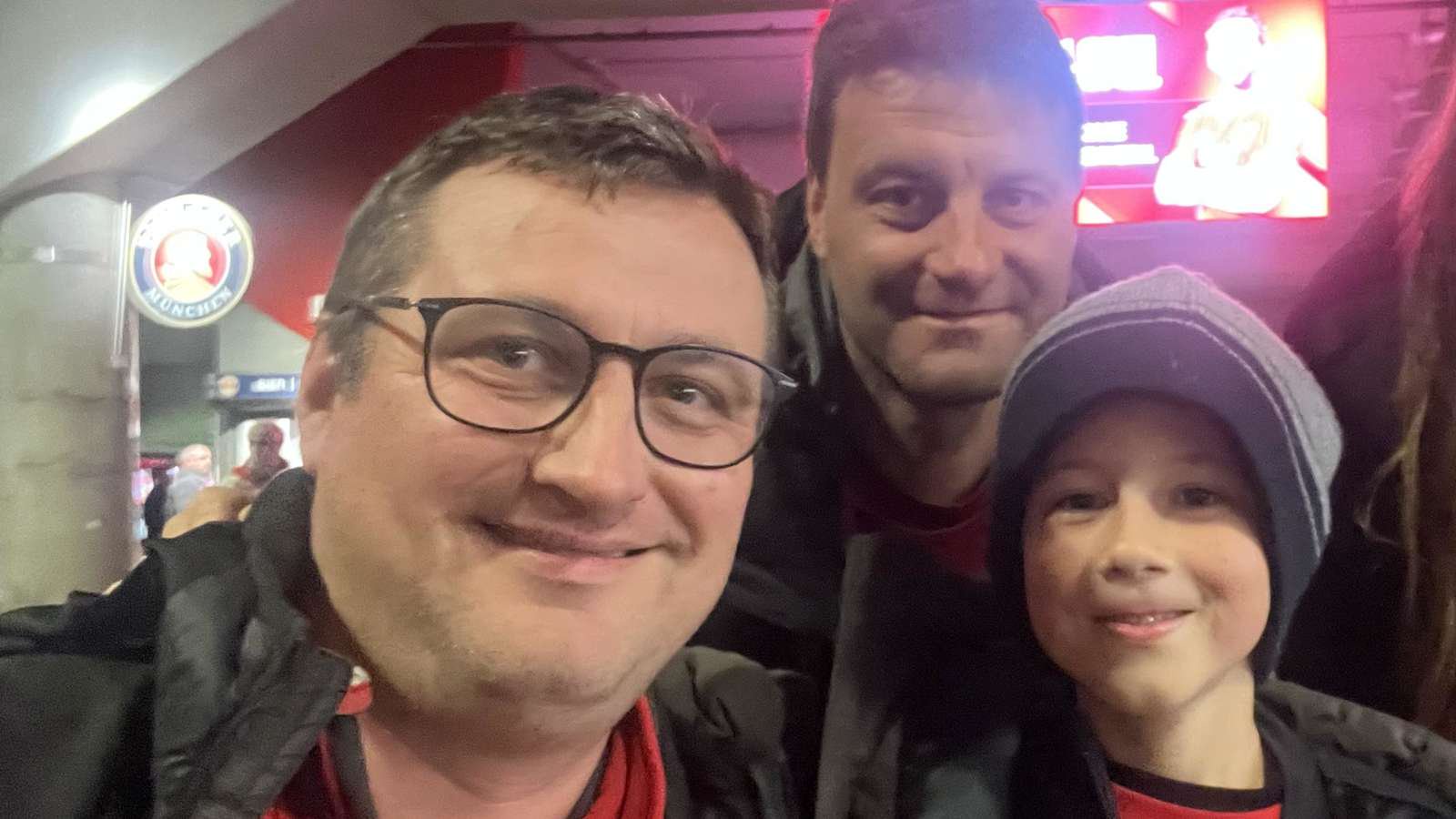 Gemeinsamer Ausflug in die Allianz Arena: (v. li.) Klaus Waldherr, Josef Waldherr und Seppi B.