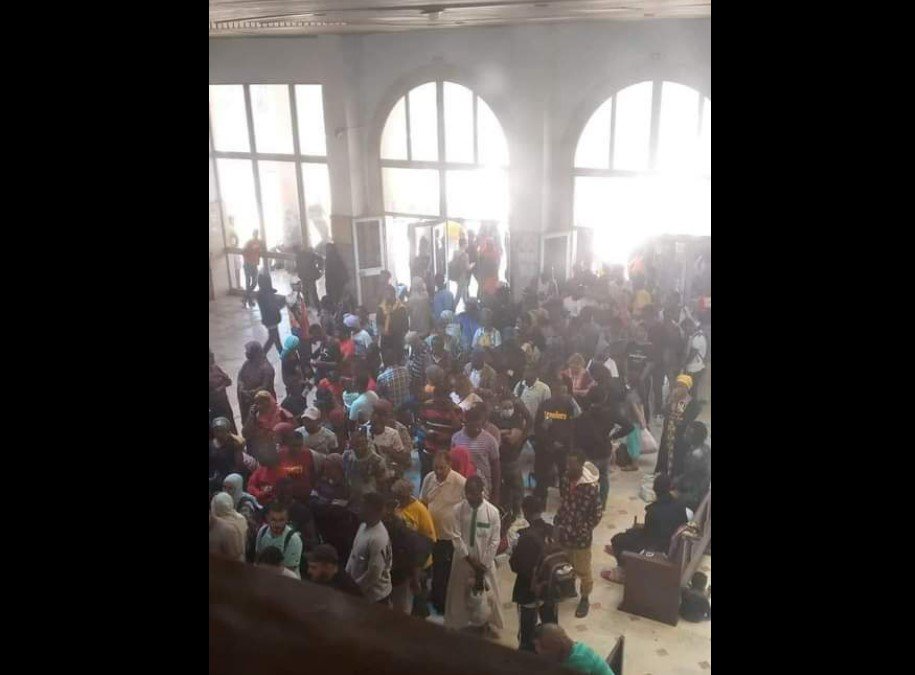 مهاجرون يطالبون سفارات بلادهم بترحيلهم من تونس