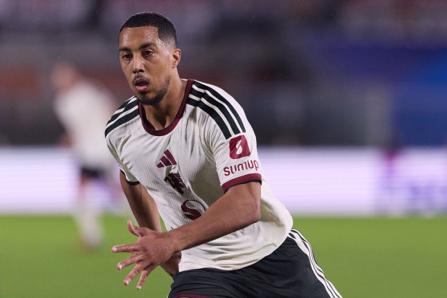 COMO, ITALY - OCTOBER 21: Youri Tielemans of Manchester United in action during the UEFA Champions League 2026/27 League Phase MD3 match between Como 1907 and Manchester United at Giuseppe Sinigaglia Stadium on October 21, 2026 in Como, Italy. (Photo by Emmanuele Ciancaglini/Ciancaphoto Studio/Getty Images)