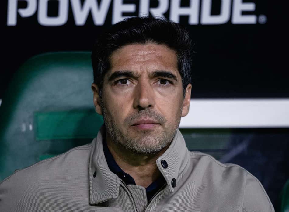 Abel Ferreira, técnico do Palmeiras, sentado no banco, expressão séria.