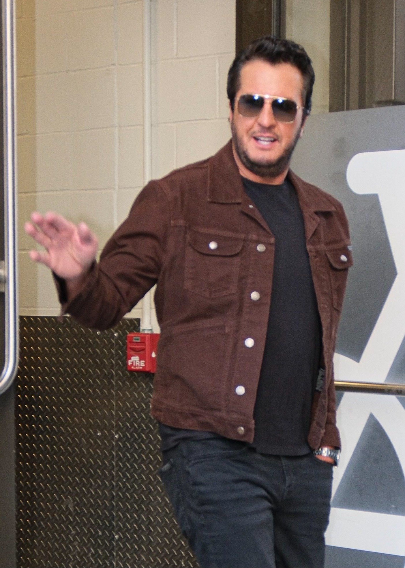 Luke Bryan waving 