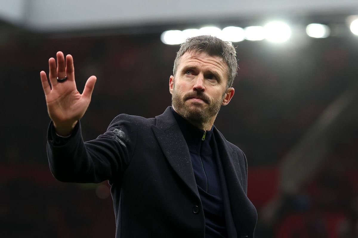 Michael Carrick waves