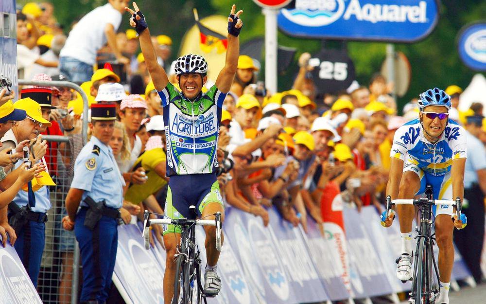 Après avoir semé leurs compagnons d’échappée dans le col de Marie-Blanque, l’Espagnol Juan Miguel Mercado et le Français Cyryl Dessel (à droite) se jouent la victoire à Pau. Le premier remporte l’étape, le second le Maillot jaune.