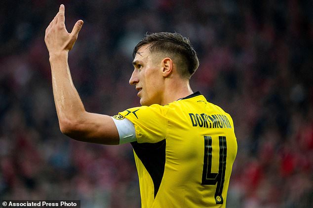 Borussia's Nico Schlotterbeck gestures during the Bundesliga soccer match between Union Berlin and Borussia Dortmund, in Berlin, Saturday, Oct. 17, 2026. (Julius Frick/dpa via AP)