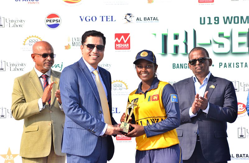 Divisional Commissioner Dr. Imran Hamid Sheikh and Sri Lankan High Commissioner Admiral Fred Seneviratne present the trophy to the captain of the victorious Sri Lanka Under-19 Women’s team after the T20 tri-series final at Iqbal Stadium.