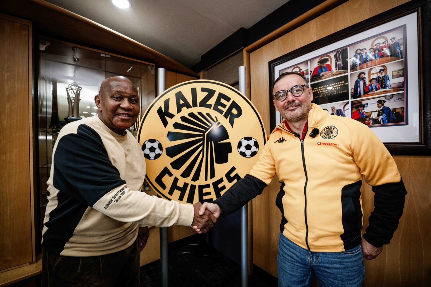 Kaizer Motaung and Fernando Da Cruz shaking hands