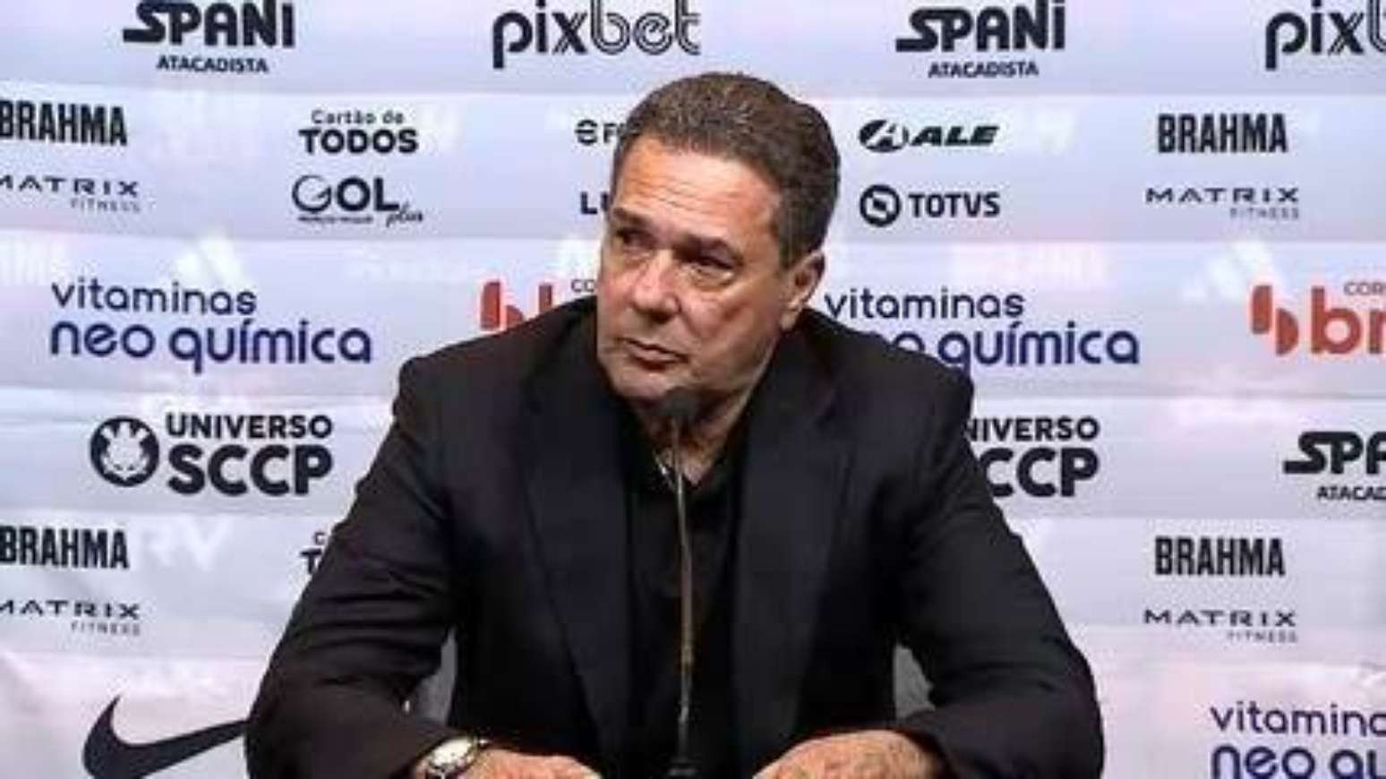 O treinador Vanderlei Luxemburgo concedeu entrevista coletiva 