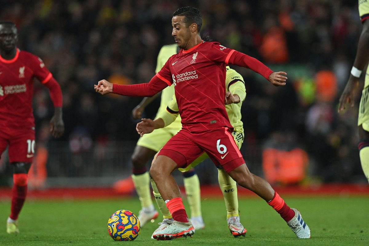 Liverpool's Spanish midfielder Thiago Alcantara runs with the ball during the Premier League football match against Arsenal at Anfield