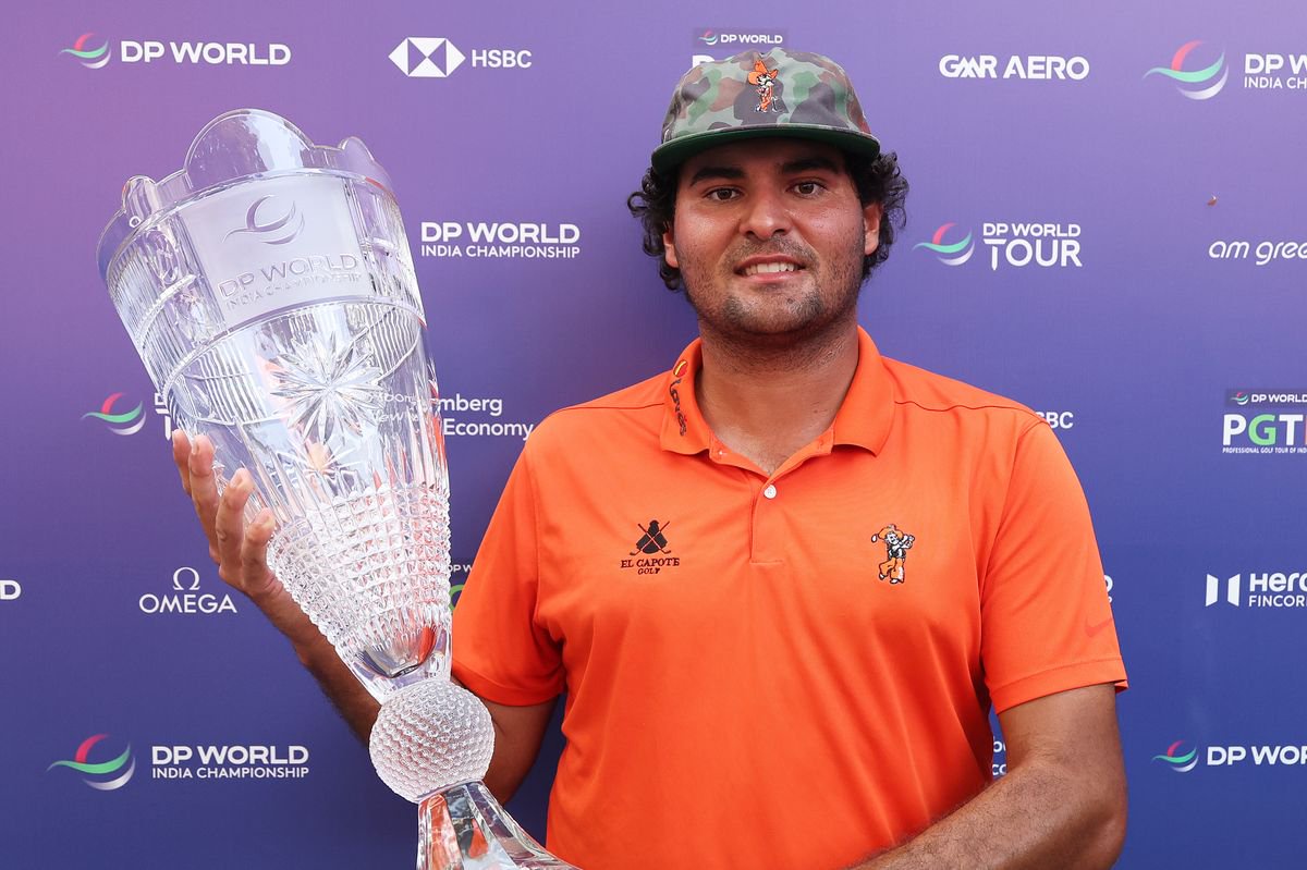 Eugenio Chacarra holds the DP World India Championship trophy