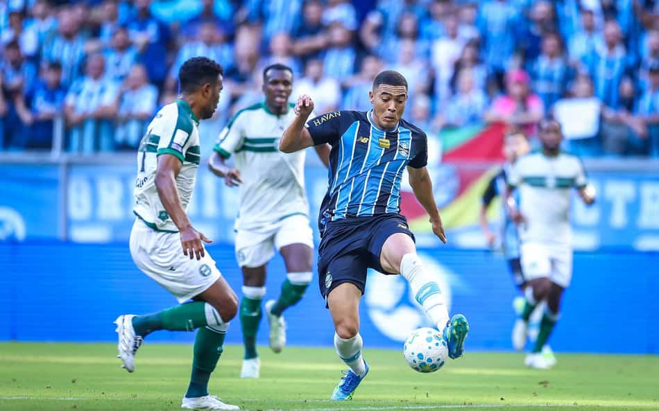 Jogador do Grêmio chuta a bola em duelo Grêmio x Coritiba