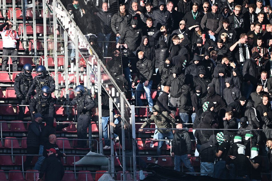 Schon Anfang Oktober, beim Derby gegen Borussia Mönchengladbach, gingen Polizisten auf der Tribüne gegen randalierende Fans vor.