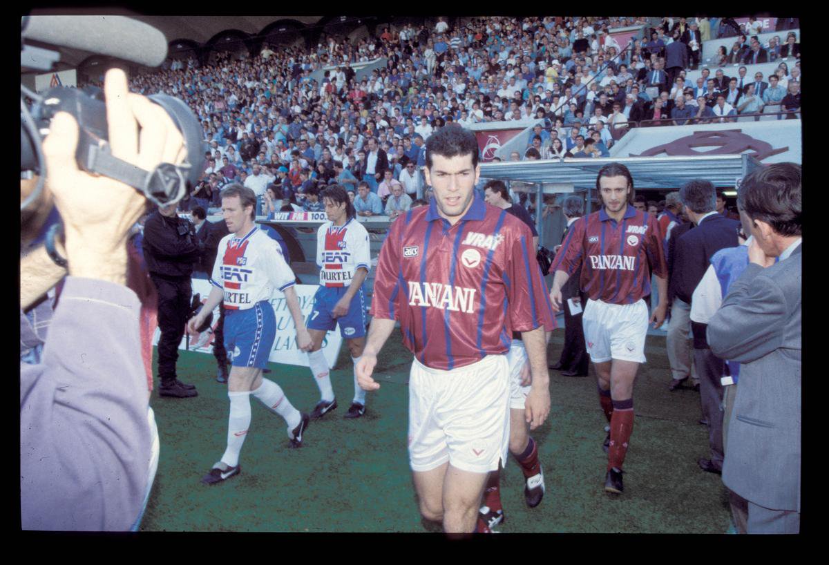 Zinedine Zidane devant Christophe Dugarry, lors d’un match face au Paris Saint-Germain