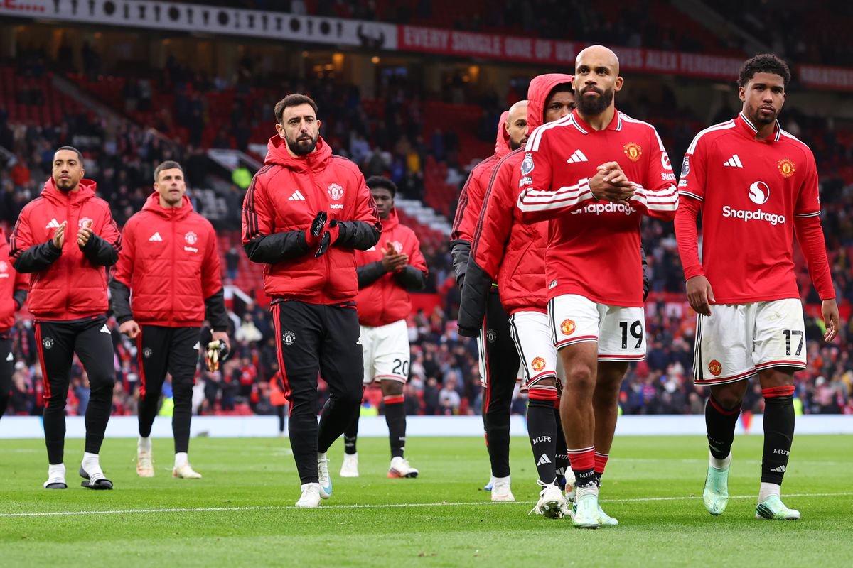 MANCHESTER, ENGLAND - OCTOBER 25:  Unused substitute Bruno Fernandes of Manchester United (C) leaves the pitch after the Premier League 2026/27 match between Manchester United and AFC Bournemouth at Old Trafford on October 25, 2026 in Manchester, United Kingdom. (Photo by Marc Atkins/Getty Images)
