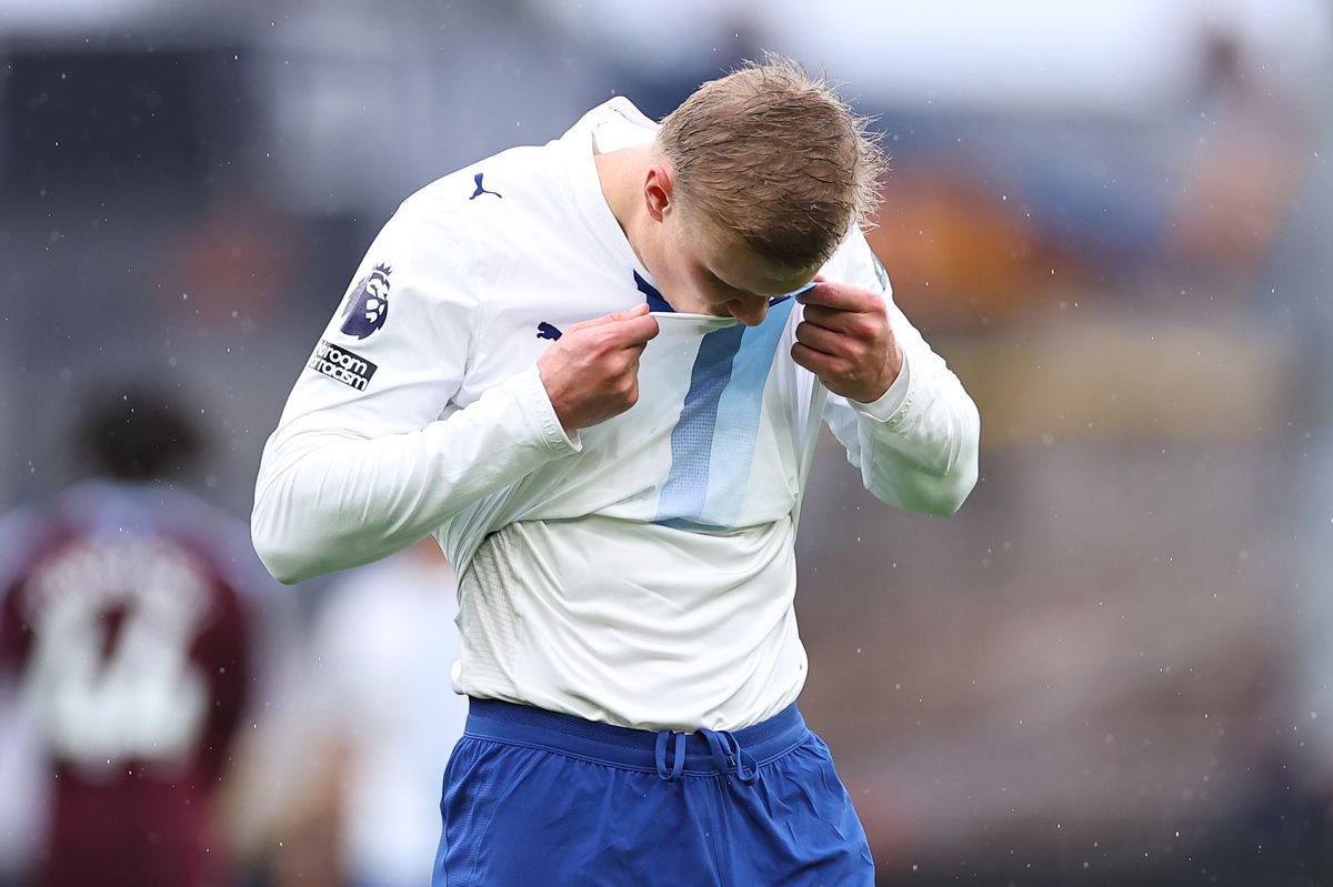 BIRMINGHAM, ENGLAND - OCTOBER 24: A dejected Erling Haaland of Manchester City reacts during the Premier League 2026/27 match between Aston Villa FC and Manchester City at Villa Park on October 24, 2026 in Birmingham, United Kingdom. (Photo by Robbie Jay Barratt - AMA/Getty Images)