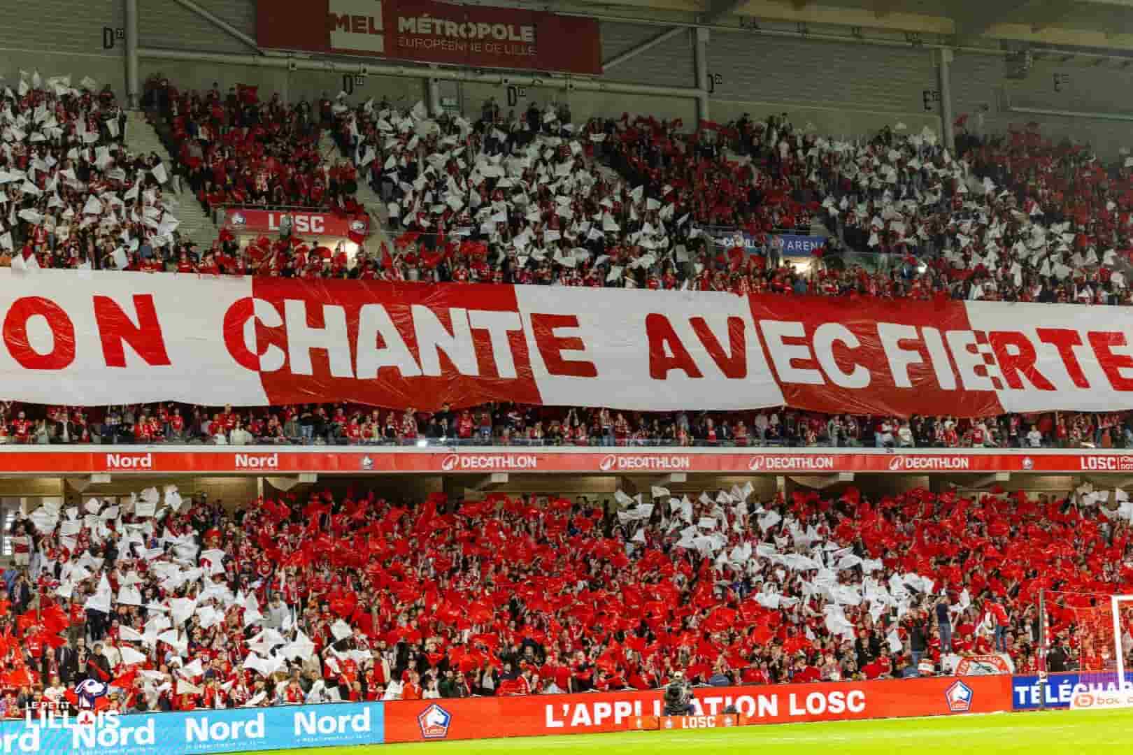 Les supporters du LOSC en tribunes à la Decathlon Arena - Stade Pierre-Mauroy.