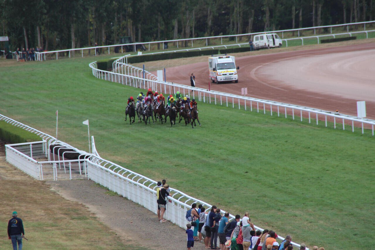 Hippisme. Dans les coulisses de la Malbrande (1/2) La prochaine course premium est prévu le jeudi 23 août à l'hippodrome des Sables-d'Olonne. - IMG_7735