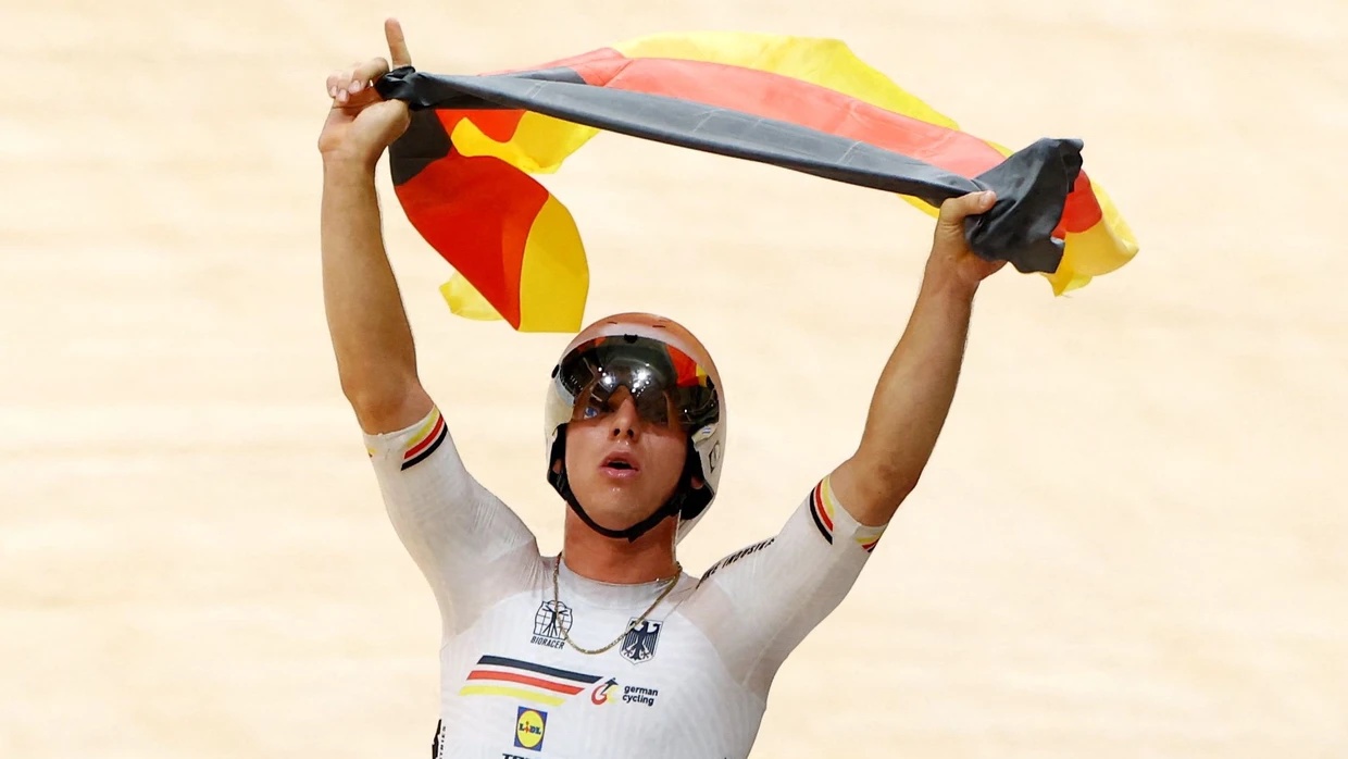Tim Torn Teutenberg jubelt auf der Ehrenrunde in Shanghai.
