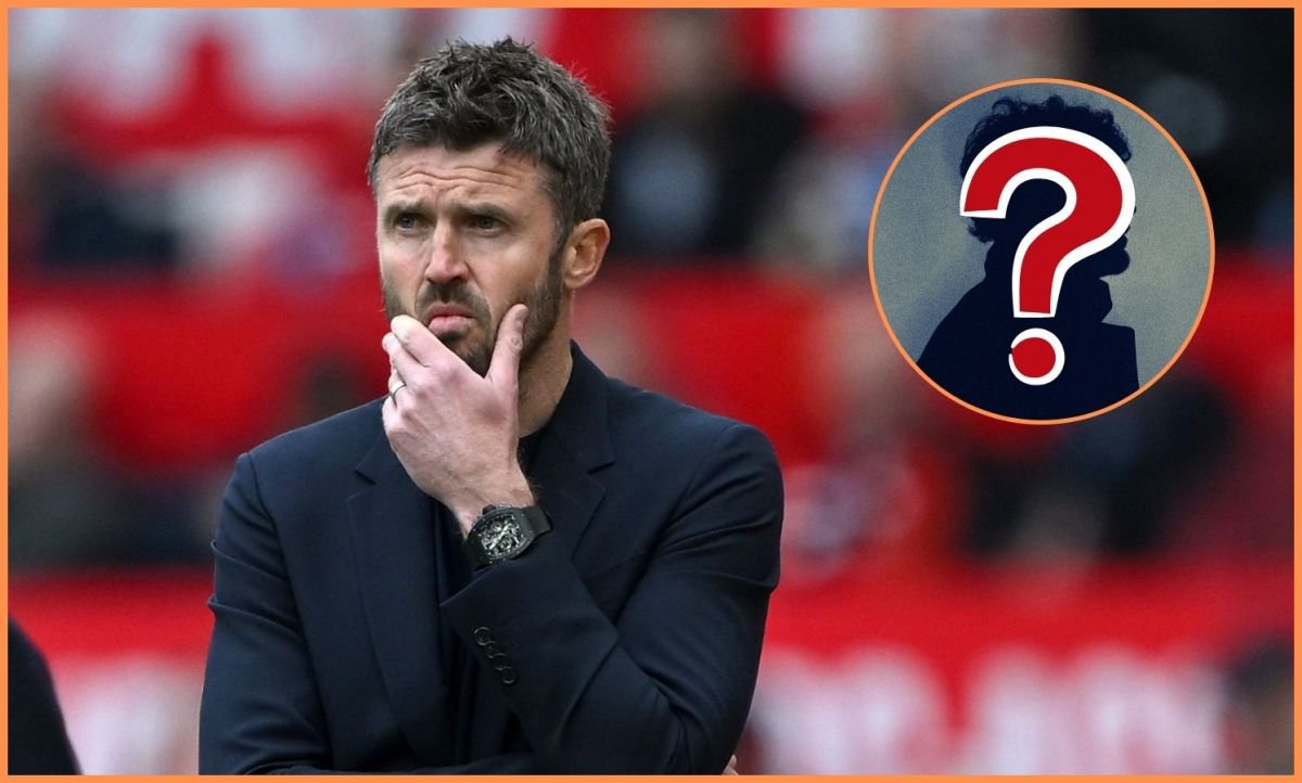 Michael Carrick looks on during Man United vs Liverpool