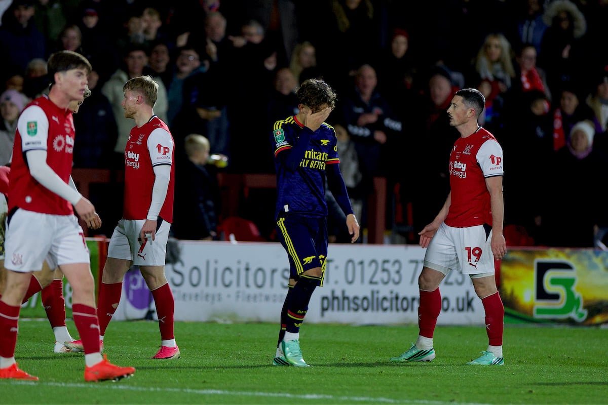 FLEETWOOD, ENGLAND - Tuesday, October 27, 2026: Arsenal's Max Dowman walks off after being shown a red card and sent off during the Football League Cup 4th Round match between Fleetwood Town FC and Arsenal FC at Highbury Stadium. (Photo by David Rawcliffe/Propaganda)