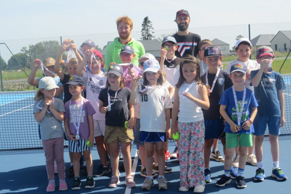 Frédéric Charlier avec les jeunes de l'école de tennis lors de la dernière fête du club en juin.