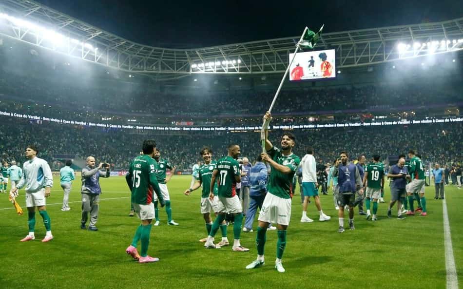 Flaco López segurando bandeira em comemoração da classificação à final da Libertadores