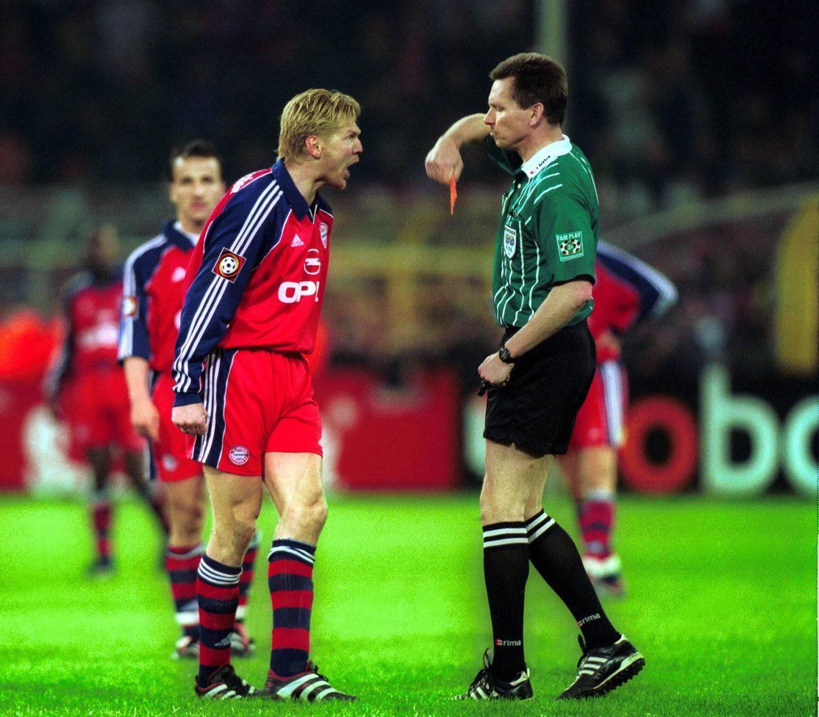 Am 7. April 2001 fand das größte Kartenfestival der Bundesliga statt. Beim 1:1 zwischen dem BVB und dem FC Bayern hagelte es insgesamt 14 Karten – elf davon gegen den FC Bayern. Lizarazu flog mit Gelb-Rot vom Platz, Effenberg musste nach einem Ellenbogen-Check duschen gehen. Trotzdem konnten die Bayern den Punkt sichern und wurden in einem denkwürdigen Saison-Finale Deutscher Meister. 