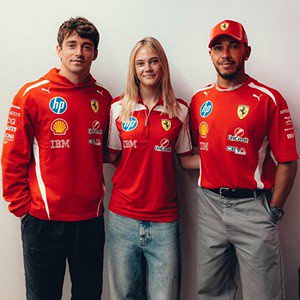 Alba Larsen com Charles Leclerc e Lewis Hamilton - Foto: Ferrari