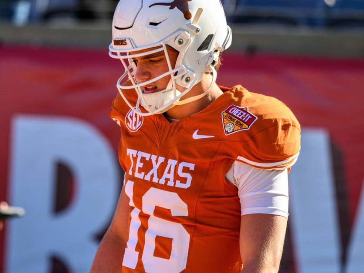 December 31, 2025: Texas Longhorns quarterback Arch Manning 16 during pre game warmups before the Cheez-Its Bowl in Orlando, FL. Romeo T Guzman/Cal Media Orlando USA – ZUMAcg2_ 20251231_faf_cg2_055 Copyright: xRomeoxGuzmanx ©IMAGO/ZUMA Press Wire