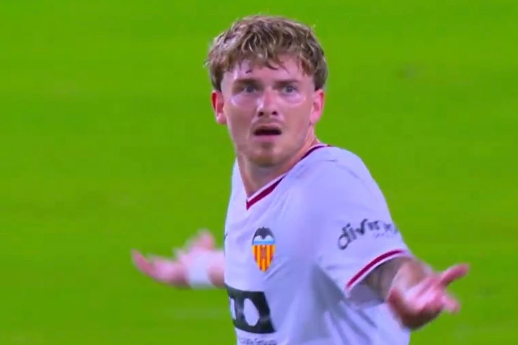 Harvey Elliott received two yellow cards in a matter of seconds for Valencia during Saturday's loss against Villarreal