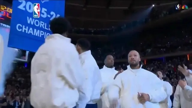 Moment: Knicks lift their championship banner