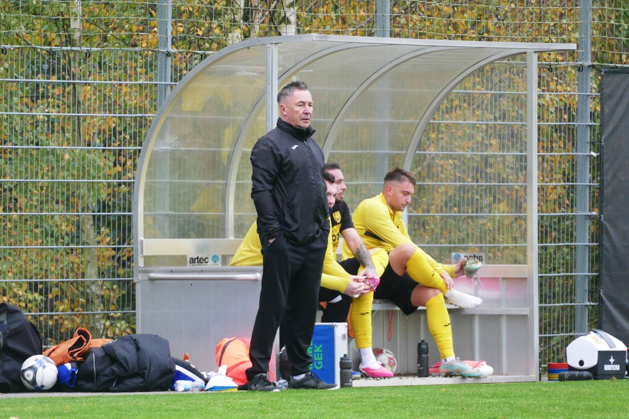 Fußball-Erzgebirgsliga: Dieser Coach saß schon beim FSV Zwickau auf der Bank - An der Seitenlinie ist der Trainer die Ruhe in Person.