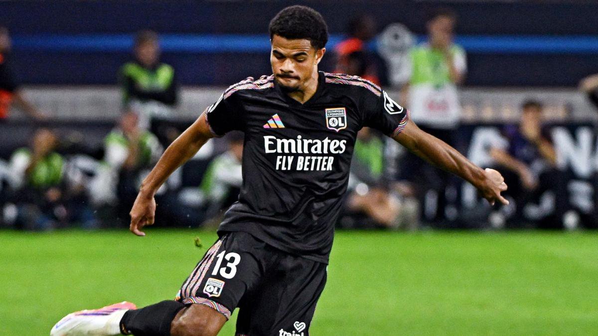 Zachary Athekame für Olympique Lyon am Ball