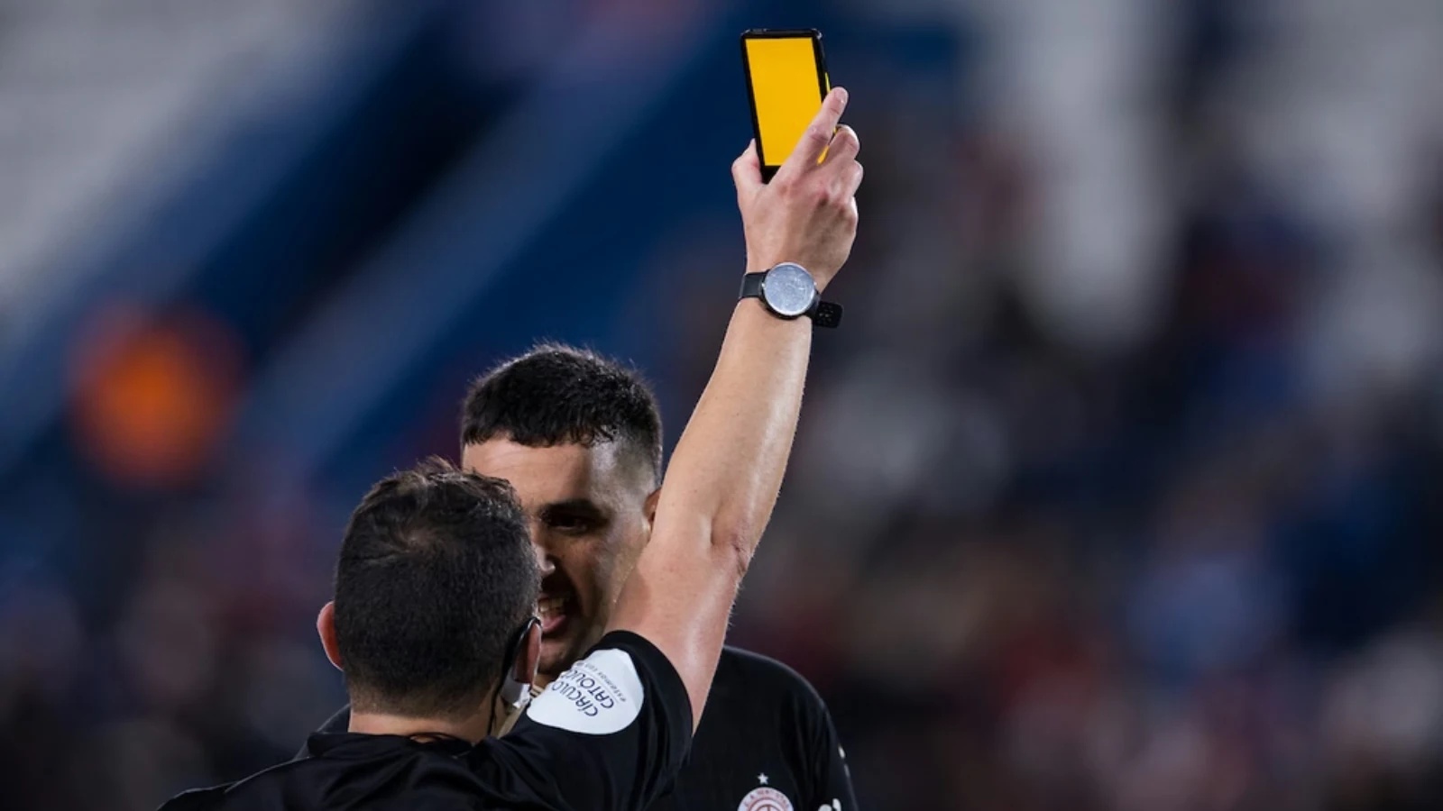 Imagem cartão amarelo virtual no futebol